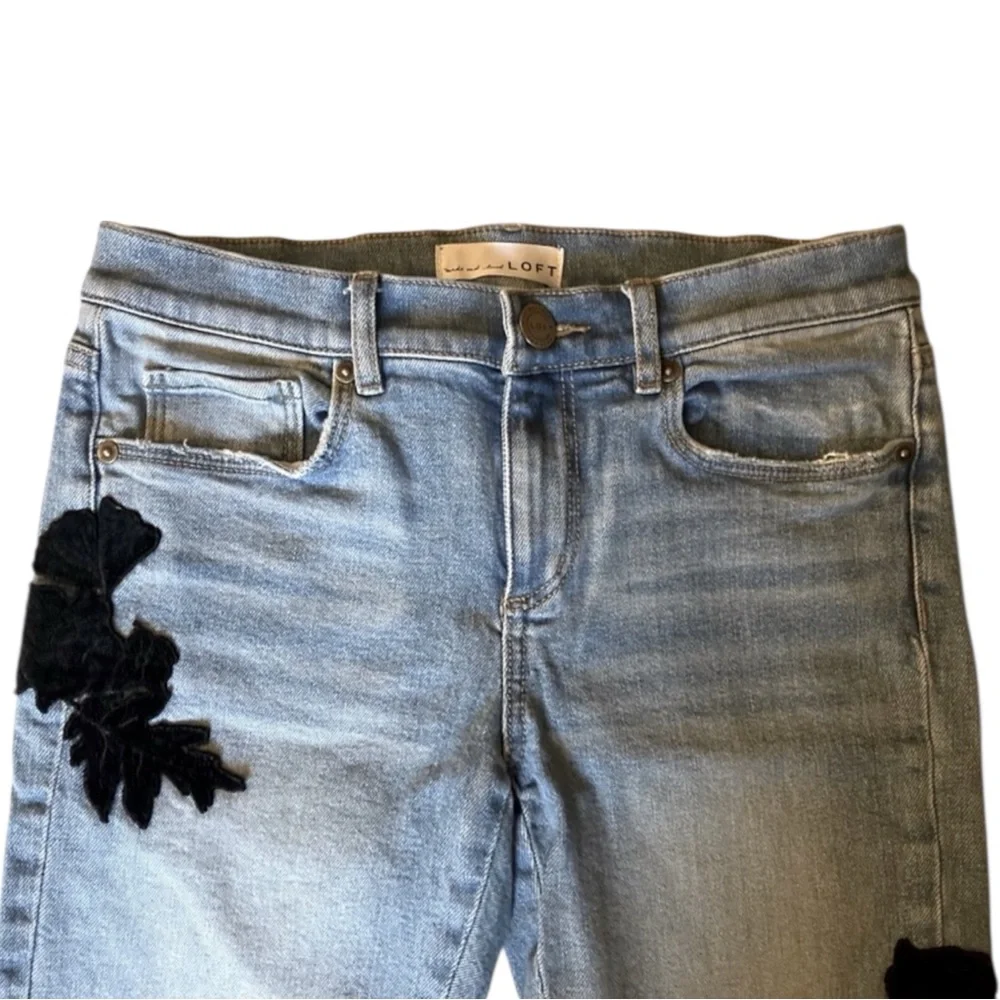 LOFT Modern Skinny Cropped Blue Jeans w/ Black Velvet Floral Accents Size 27/4 - Picture 6 of 12